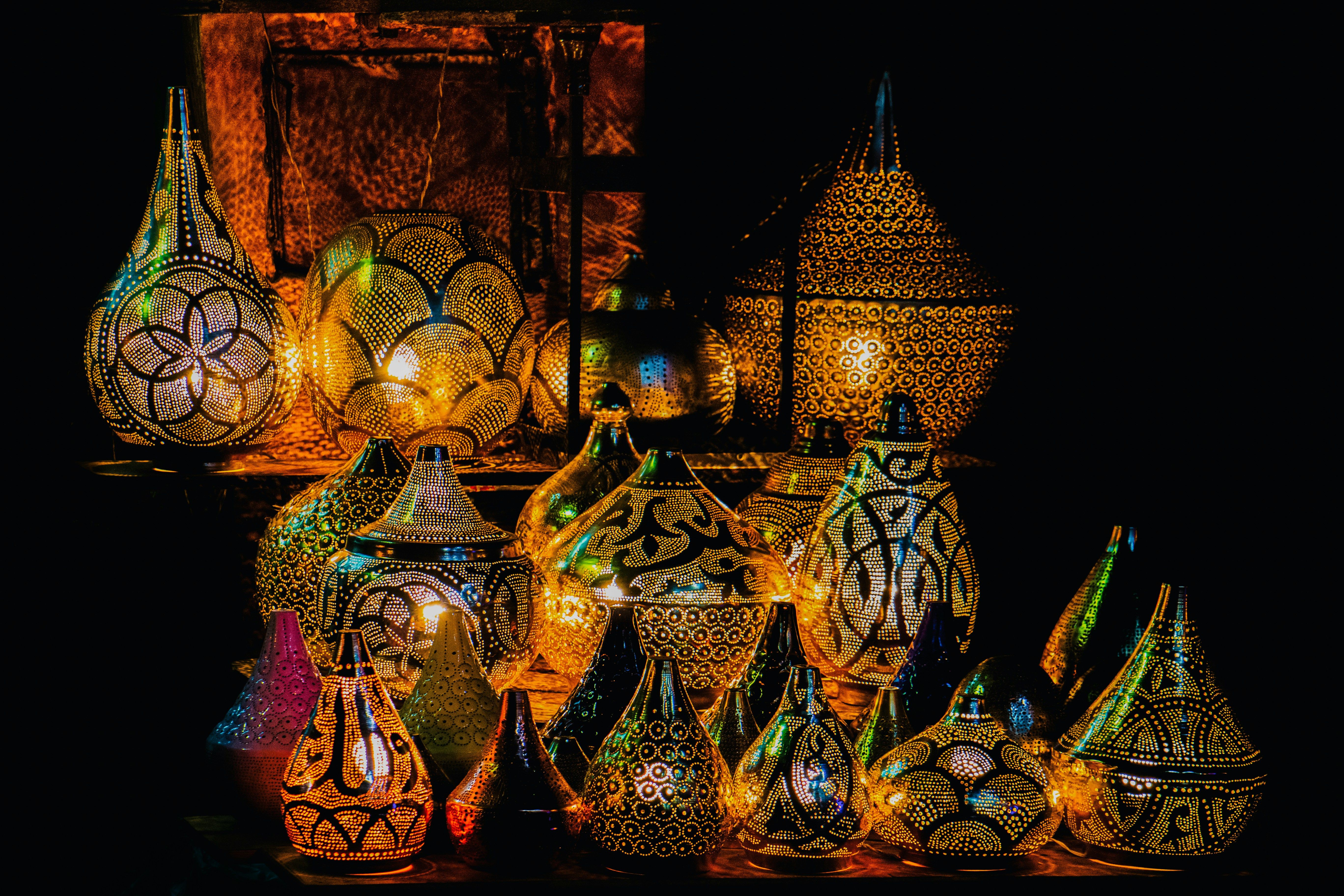 a bunch of vases thar the sitting on a table