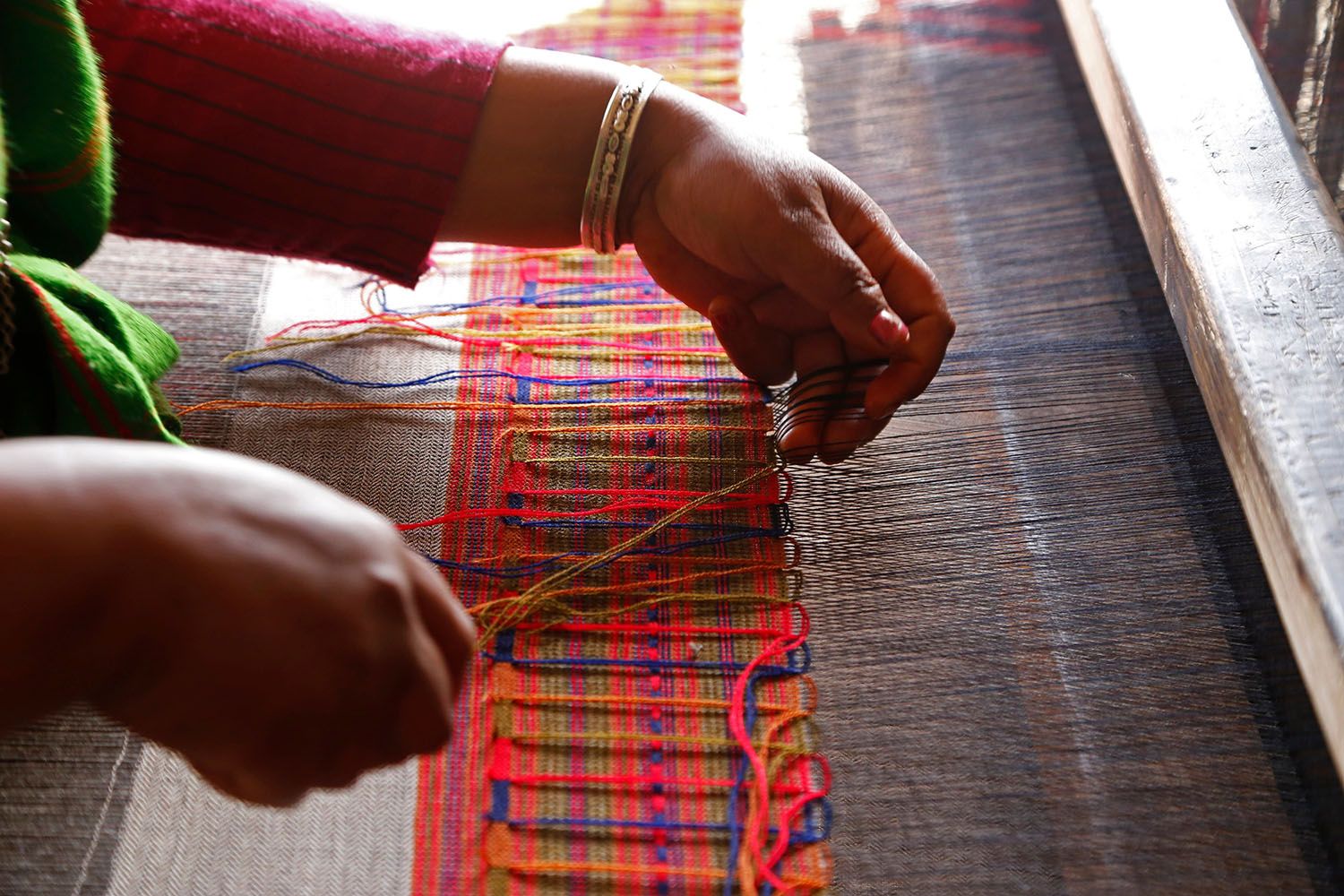 a weaver weaving shawl at a shawl factory in kullu