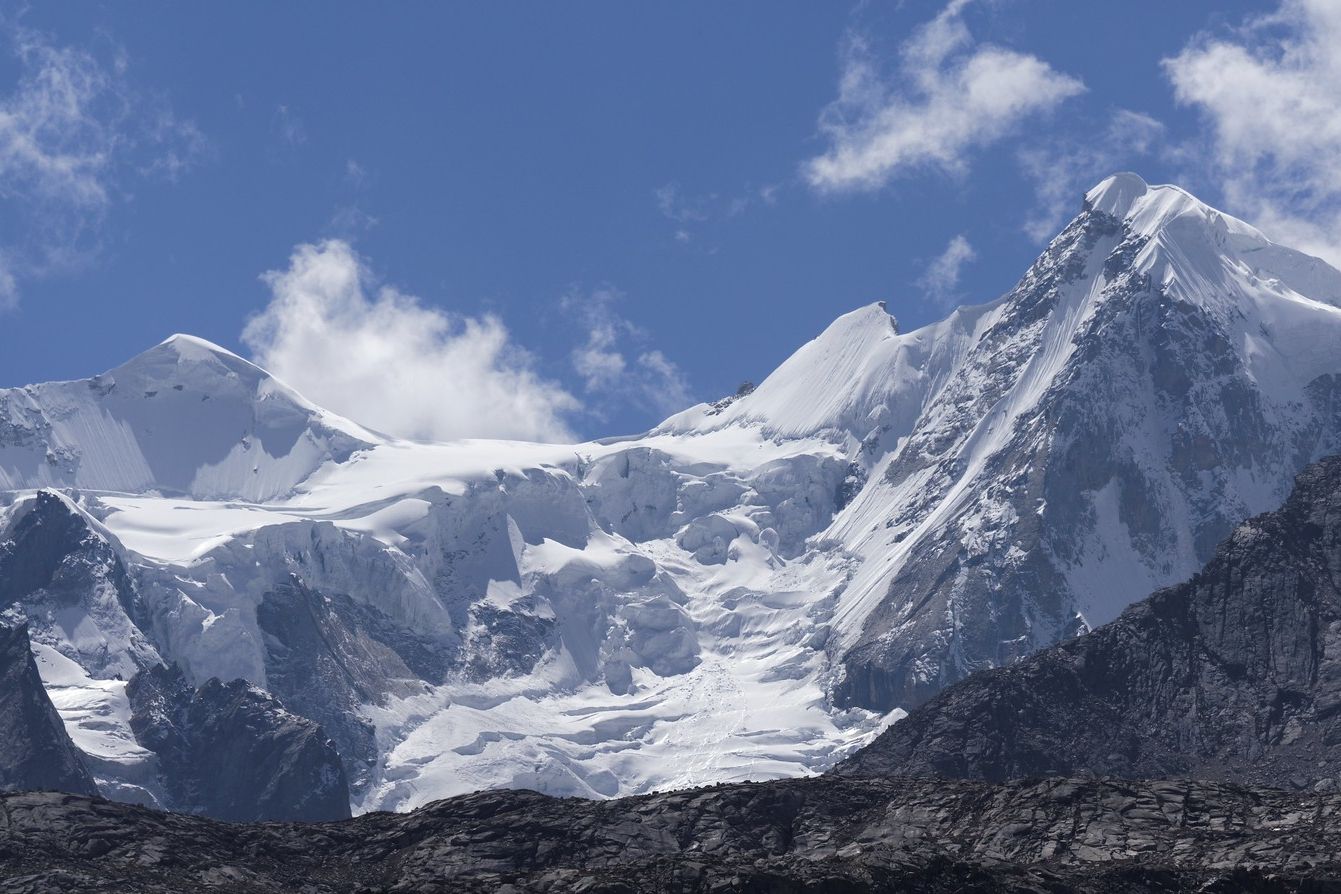 a view of bara shigri glacier during daytime