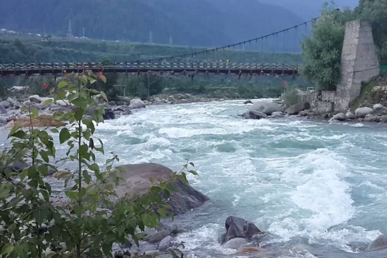beas river flowing near manali during daytime