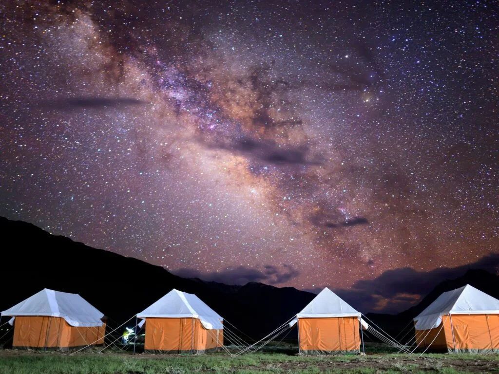 camps near chandra taal lake during night time