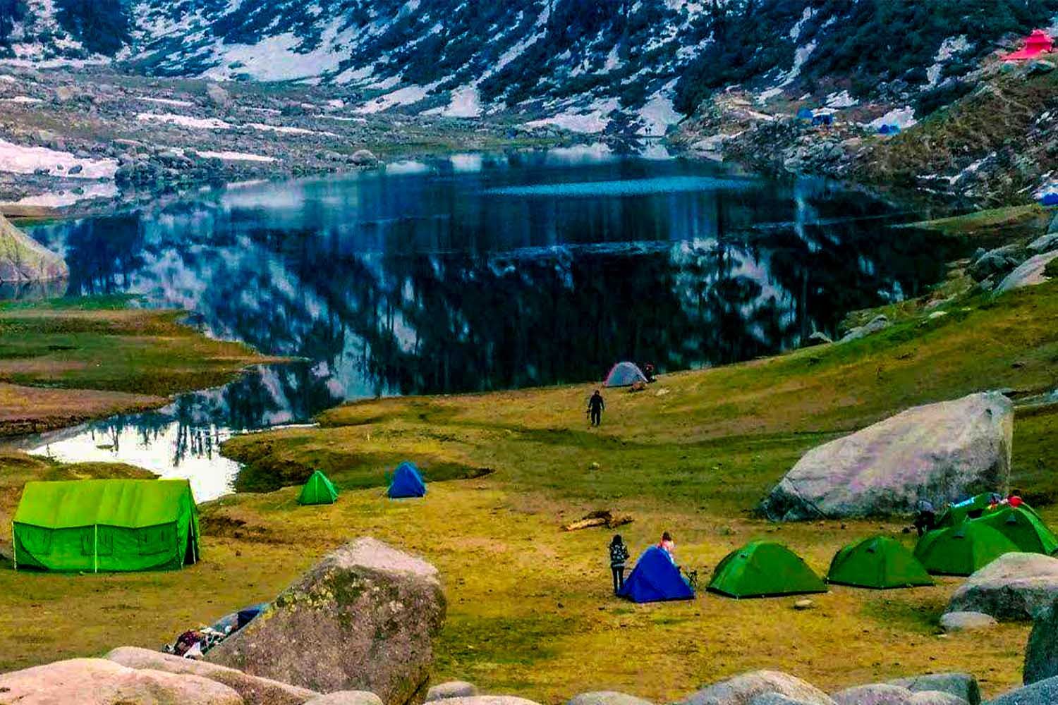 camps close to kareri lake near dharamshala