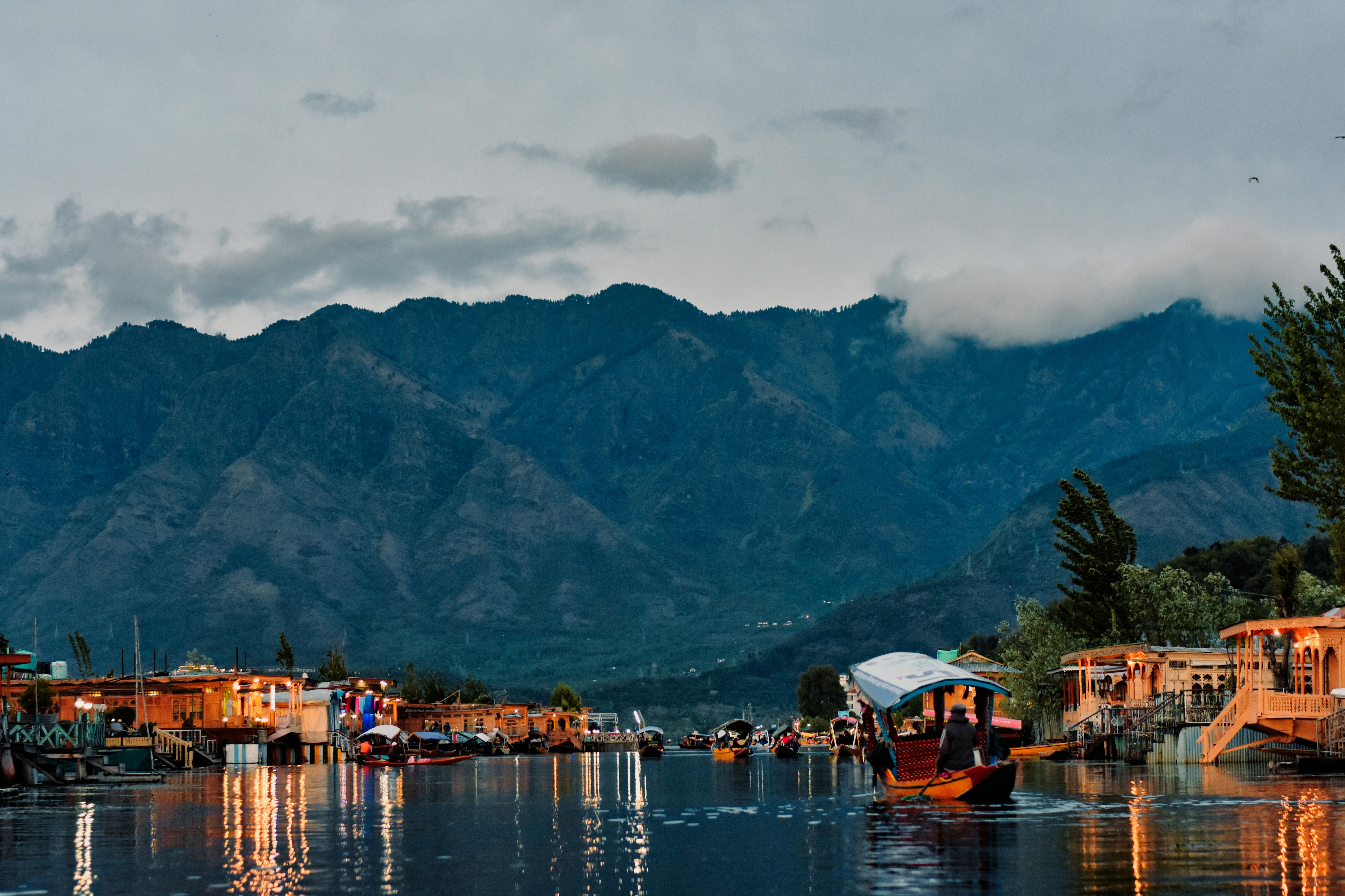 shikara boats on dal lake in srinagar jammu and kashmir