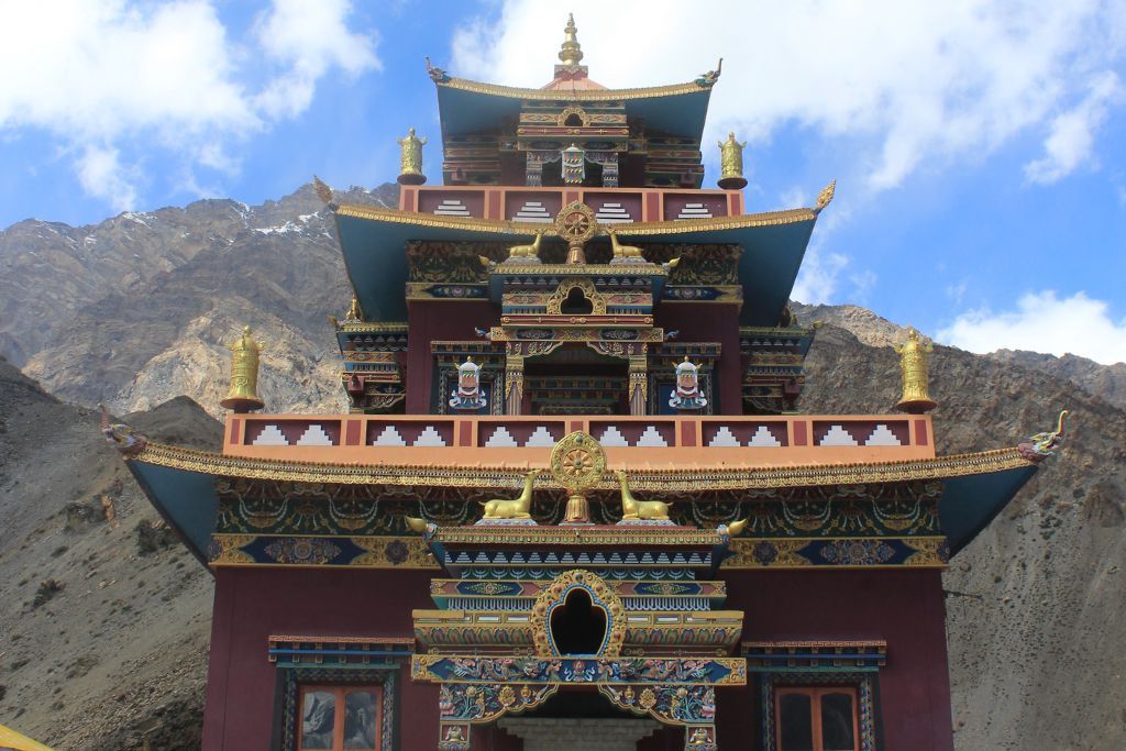 gue monastery with brown mounains in the backdrop