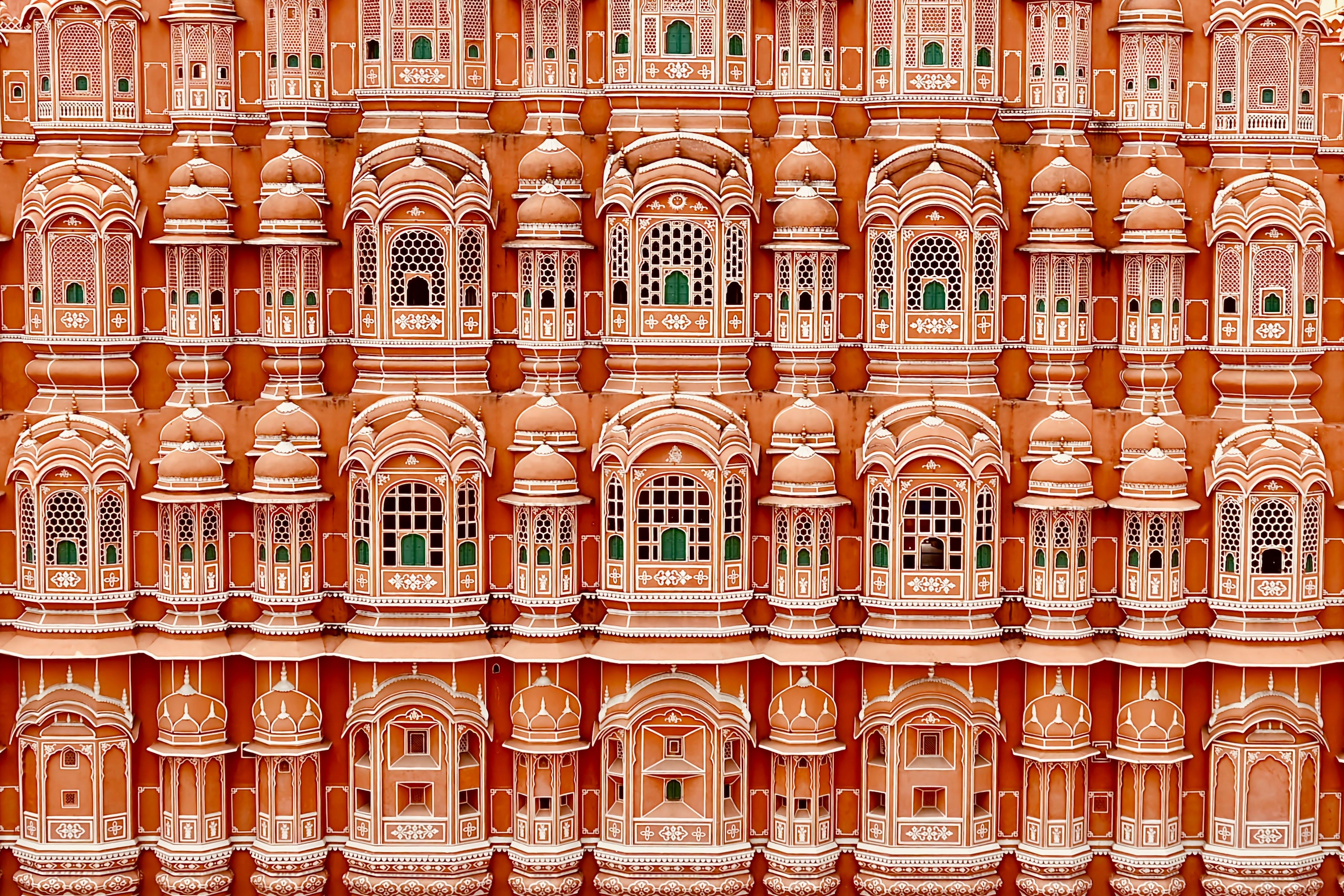 hawa mahal in jaipur with ornate windows