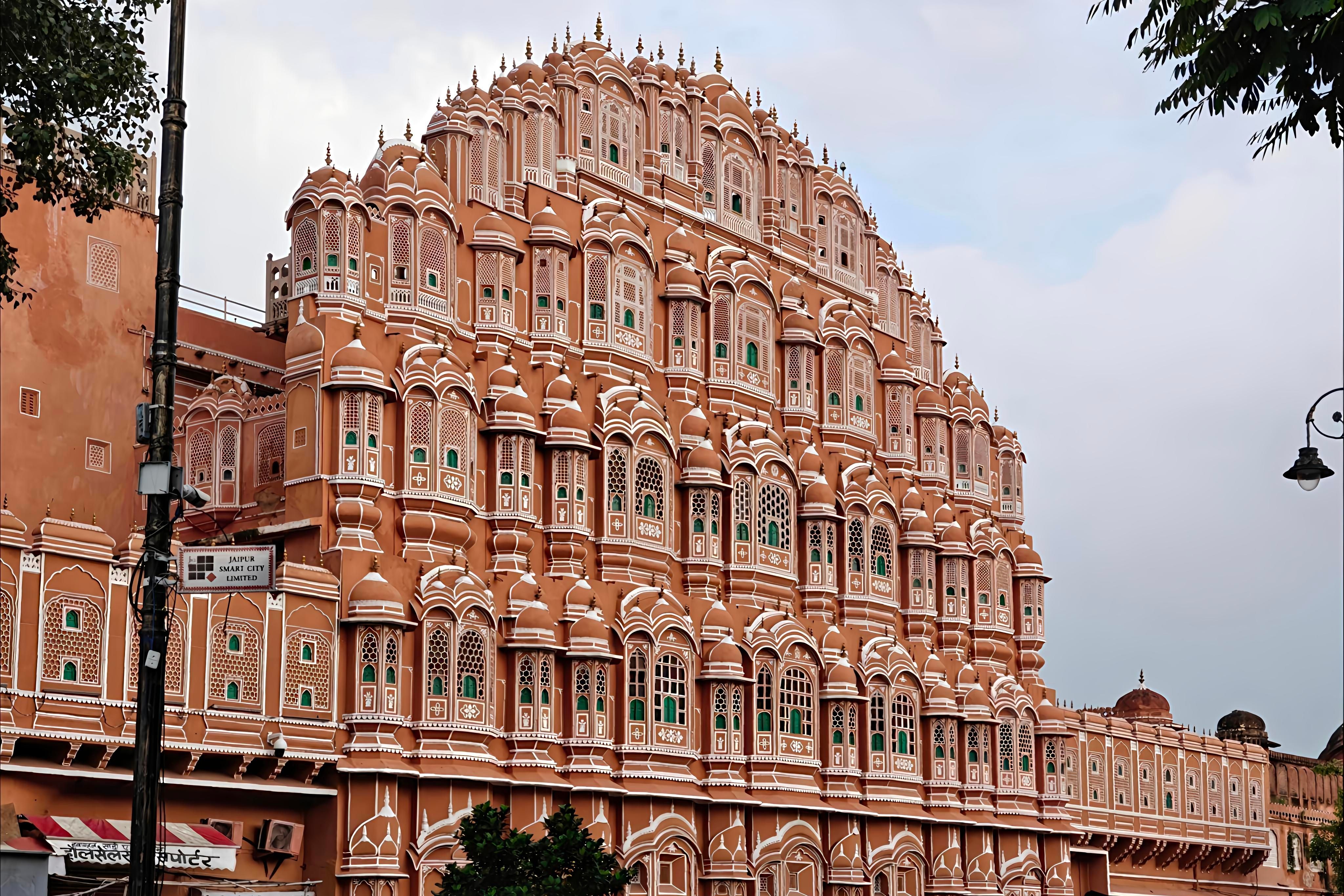 iconic hawa mahal in jaipur
