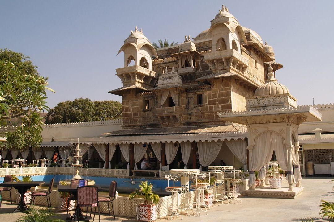 a courtyard inside the jag mandir palace