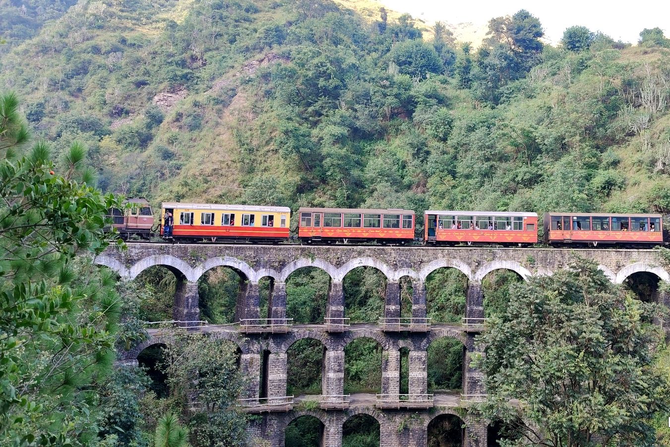 kalka shimla toy train crossing iconic kanog bridge in himachal pradesh