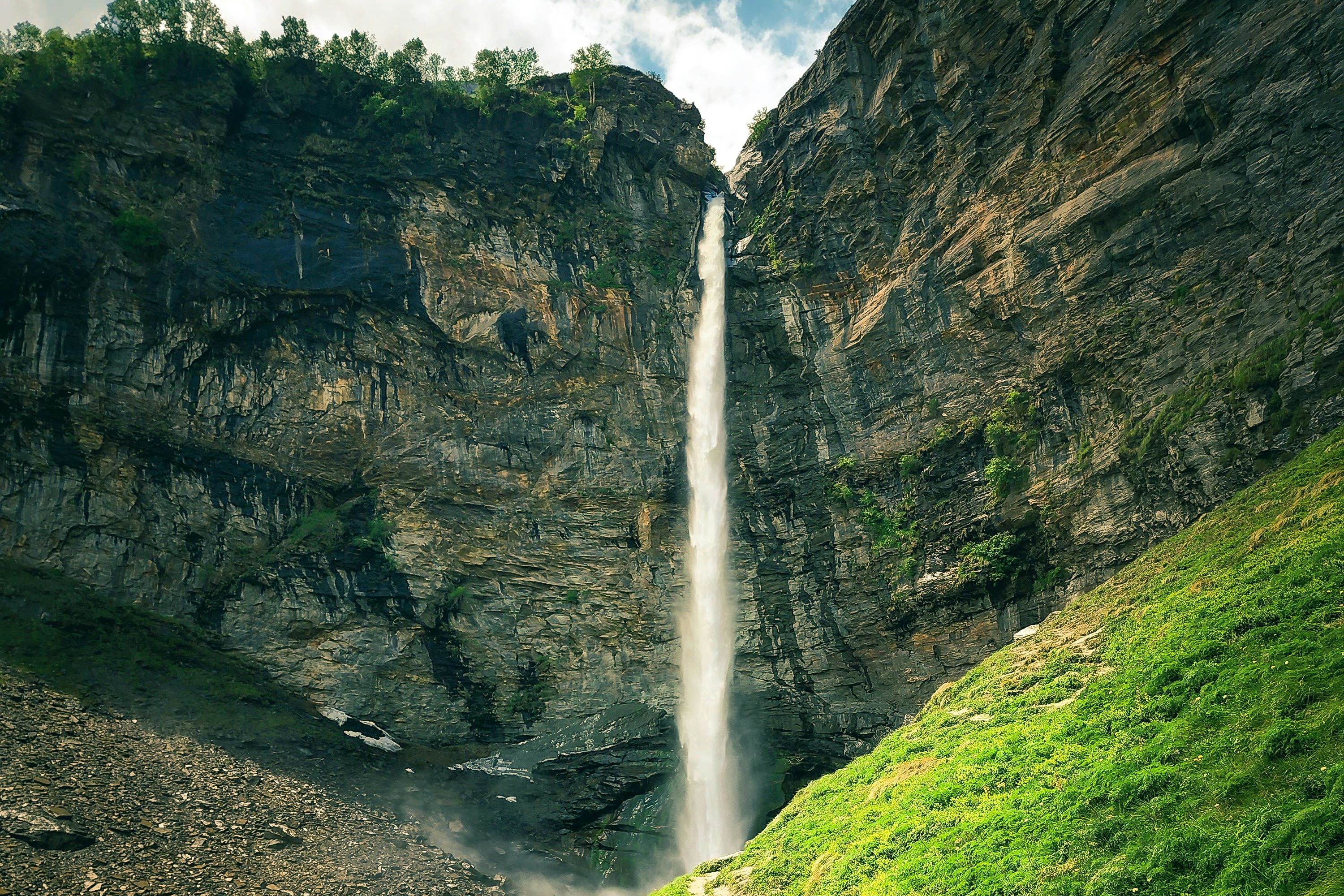 waterfall in sissu himachal pradesh
