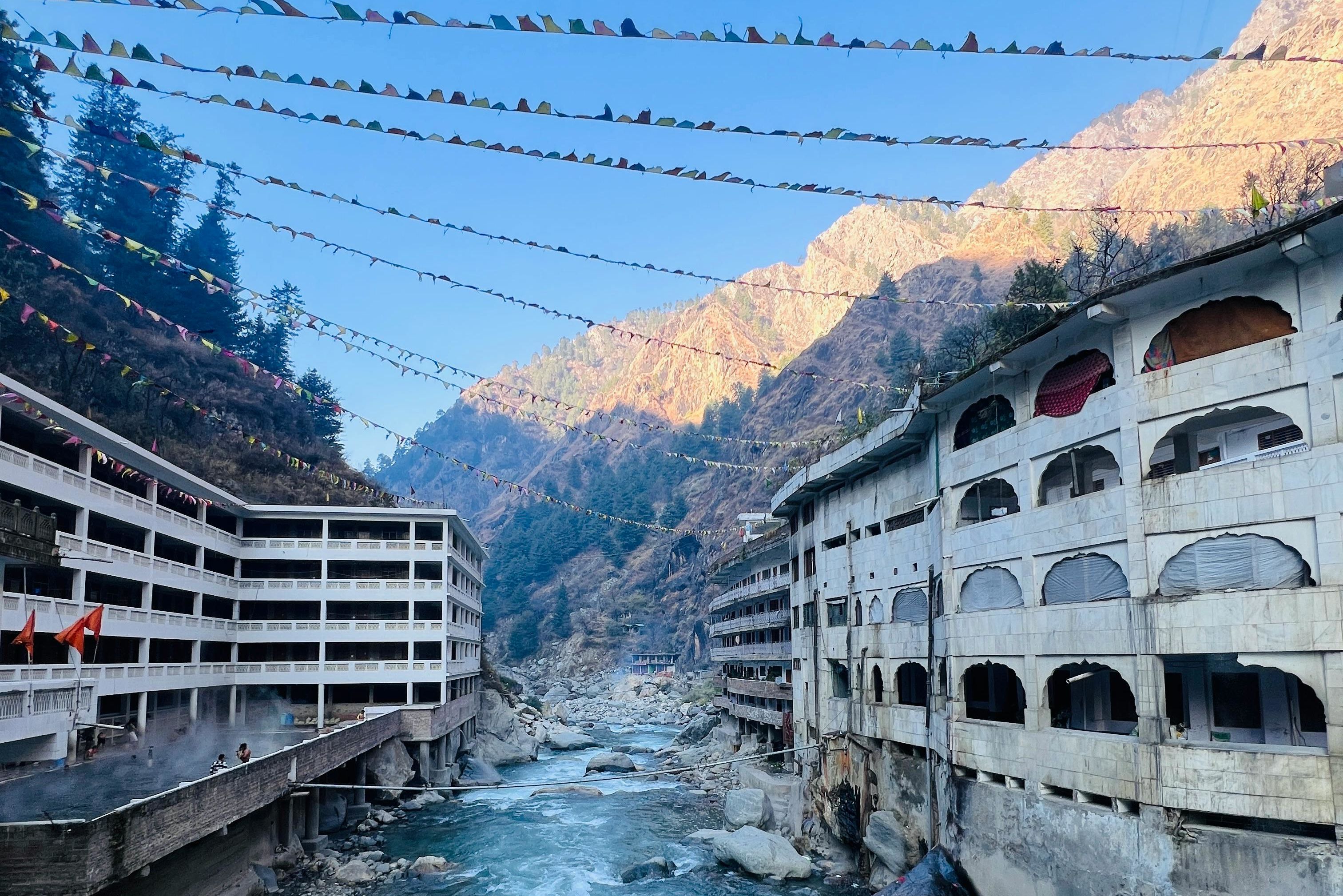 parvati river flowing near manikaran gurudwara with mountains in the backdrop