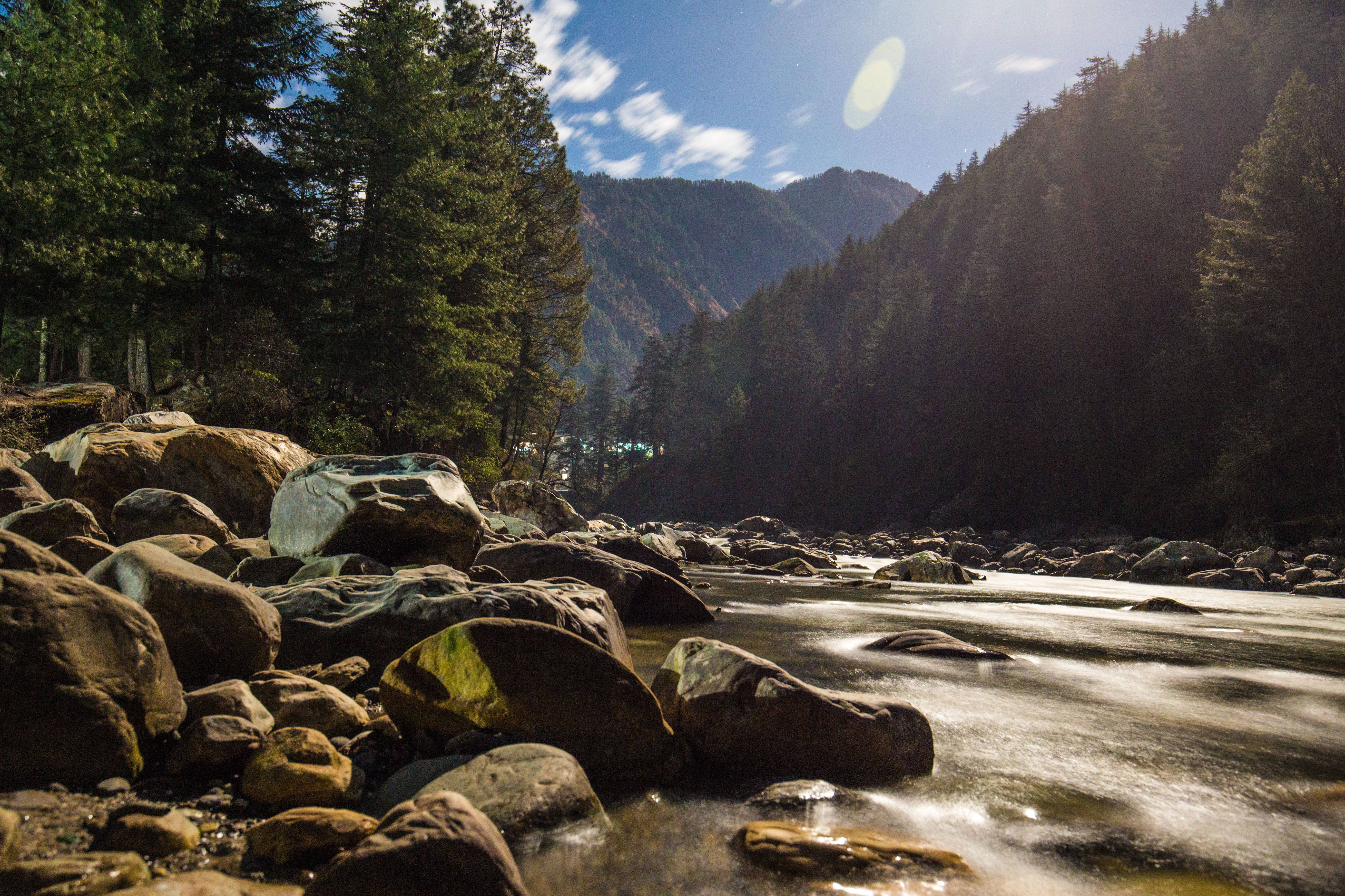 parvati river flowing near kasol town
