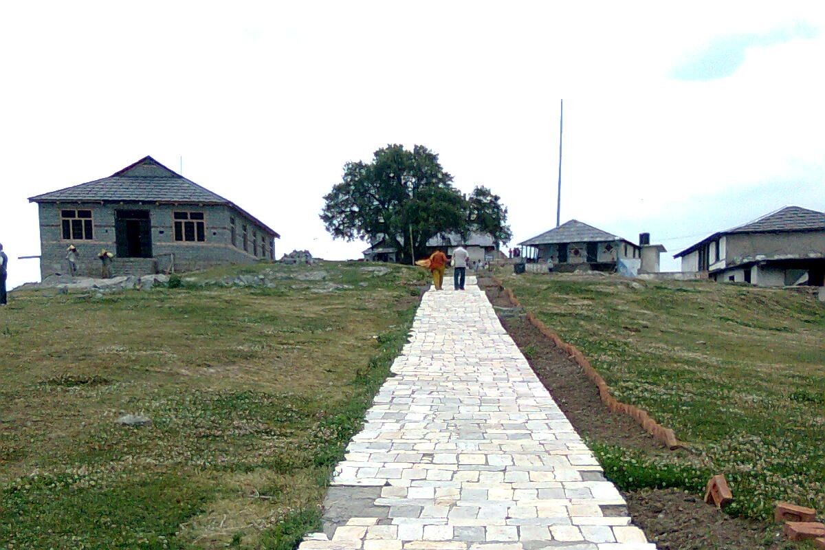 pathway to bijli mahadev temple kullu