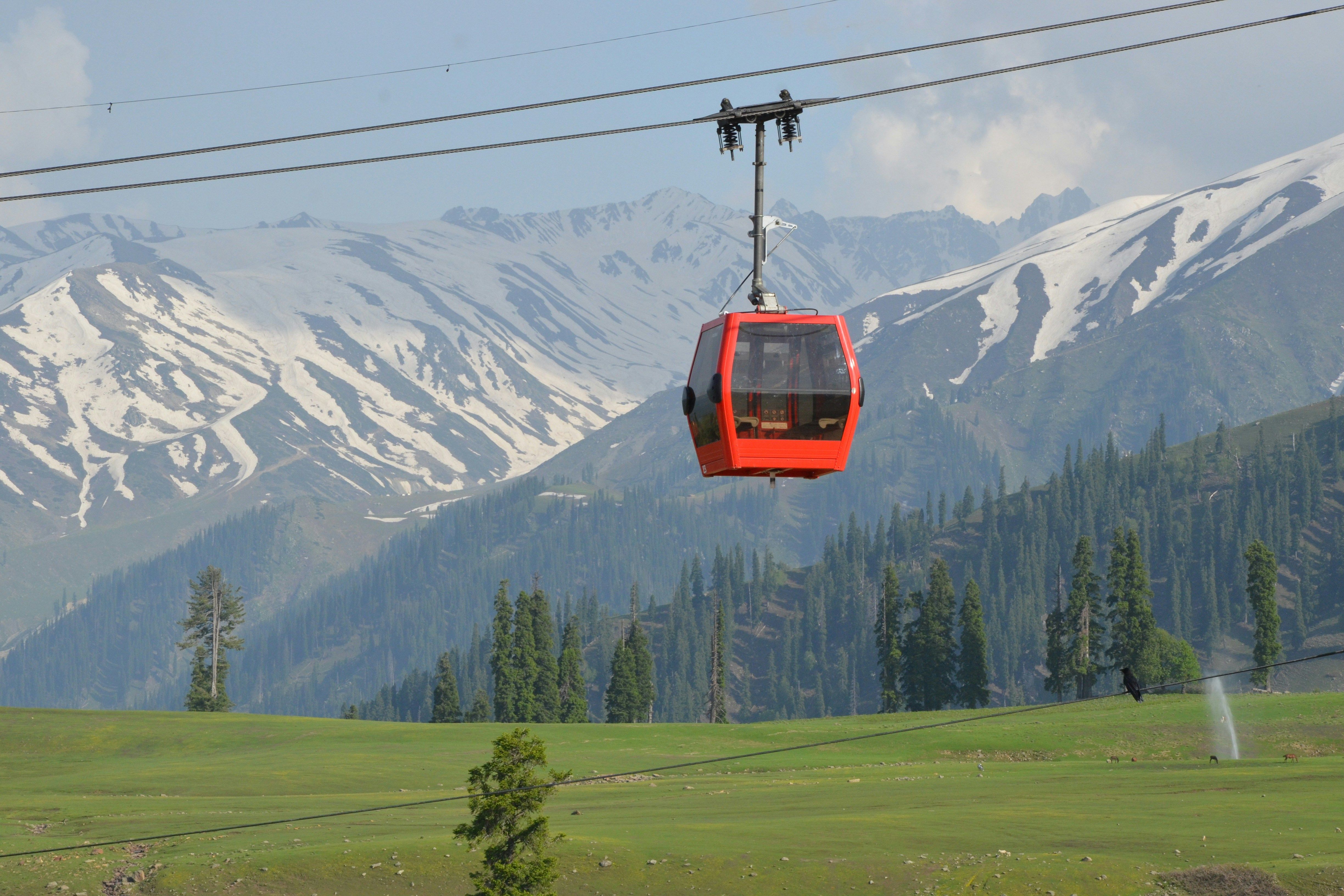 red cable car in gulmarg