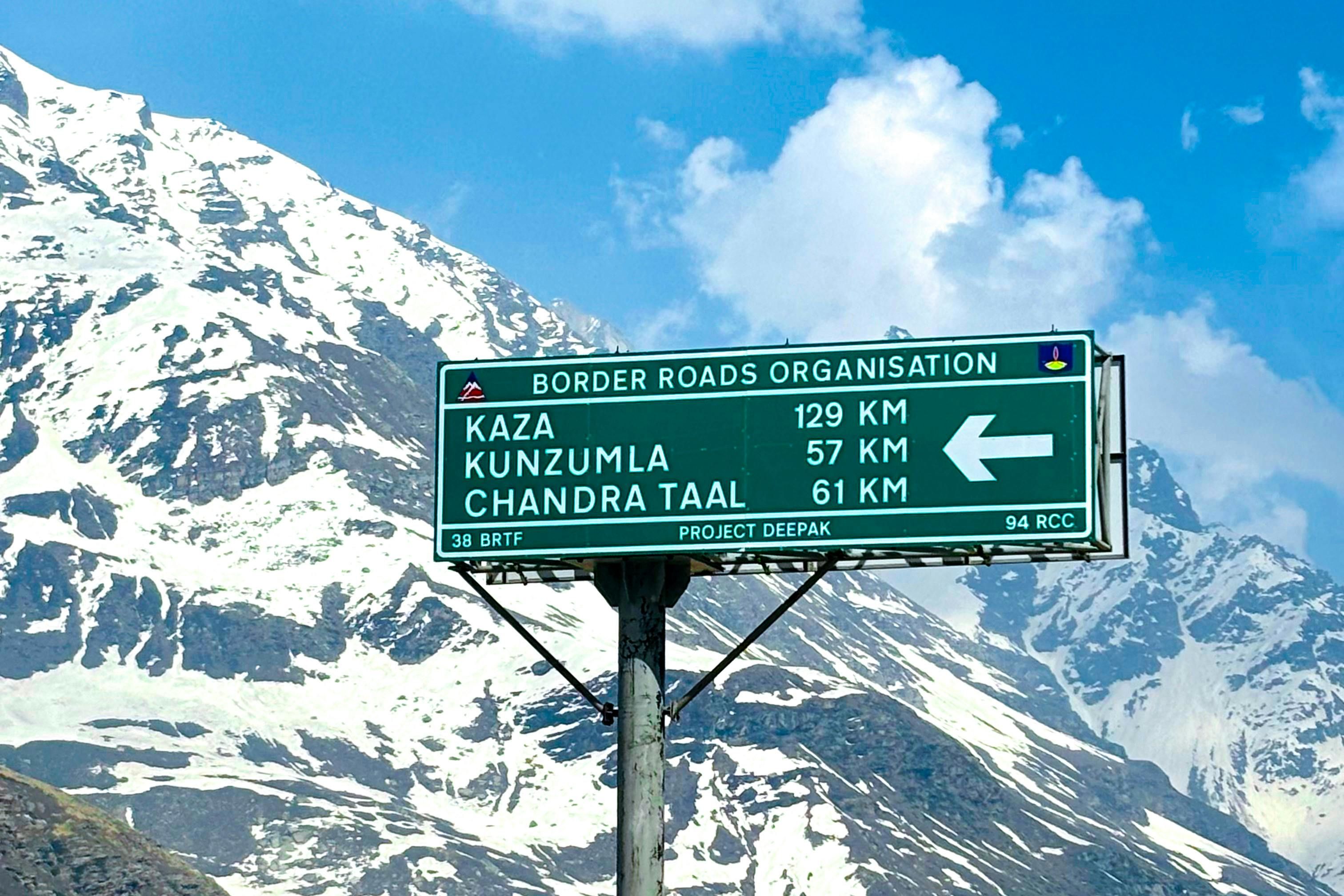 scenic mountain signpost in himachal pradesh