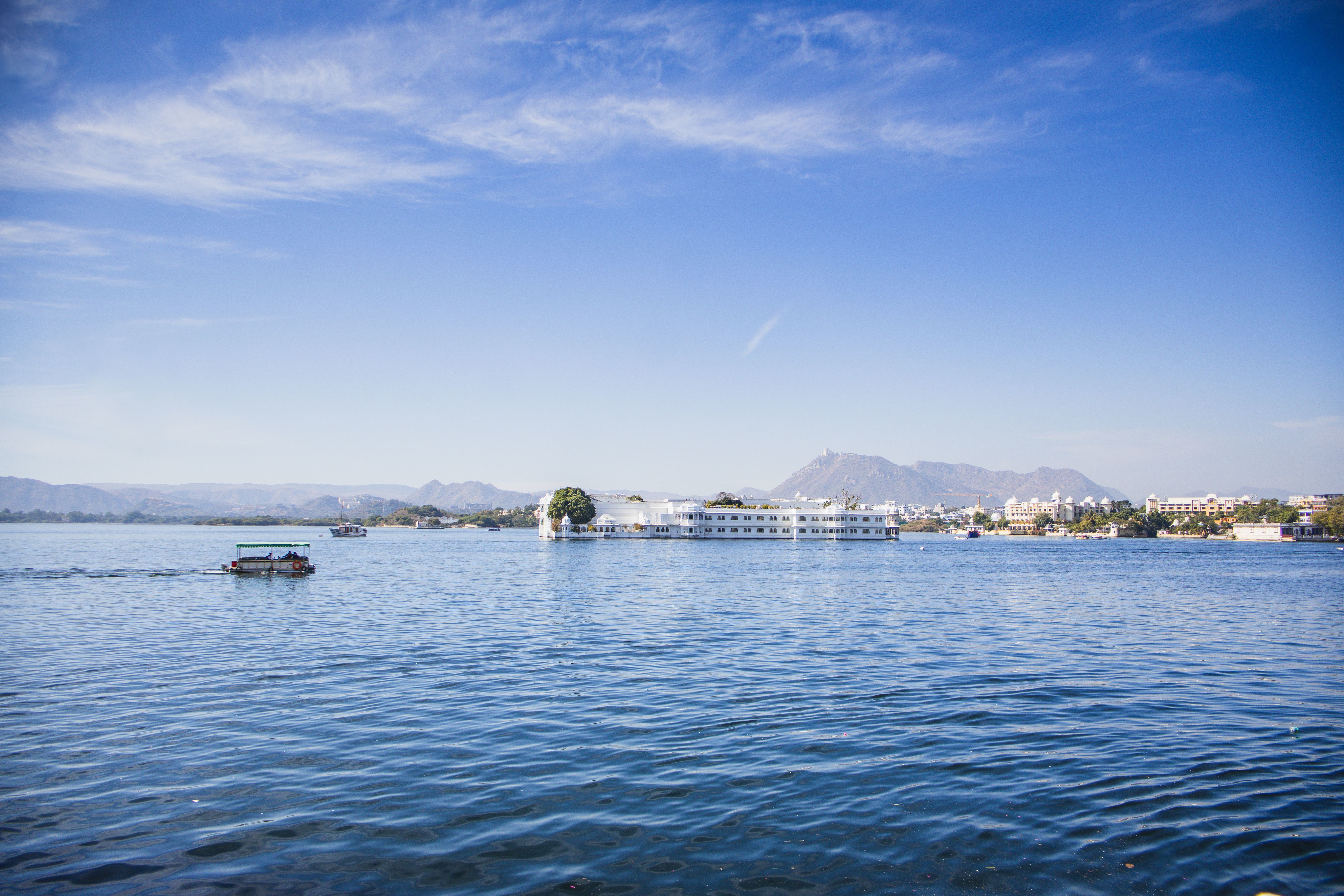 lake pichola in udaipur rajasthan