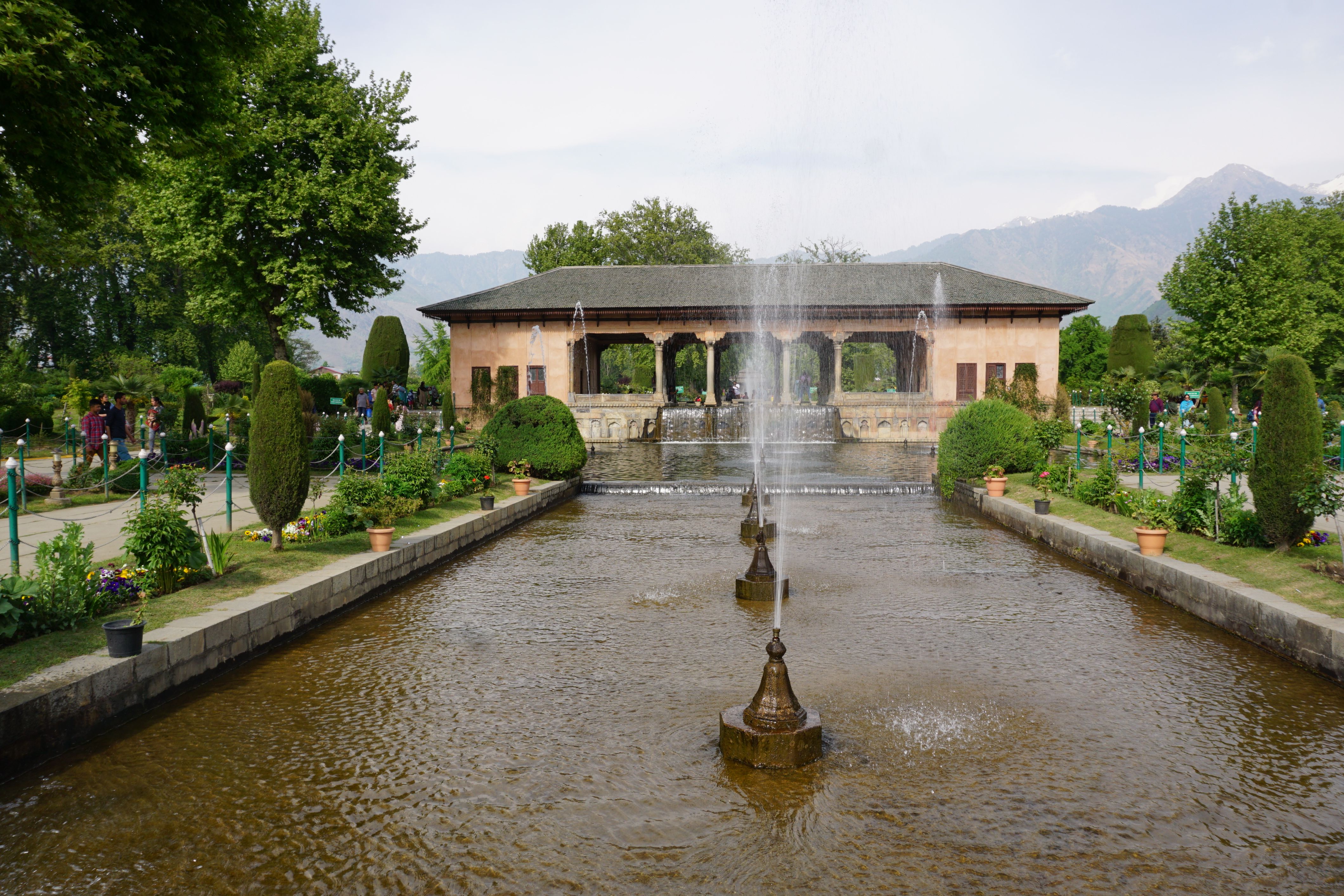 shalimar bagh in srinagar