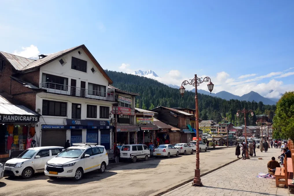 shops cars and tourists at pahalgam market