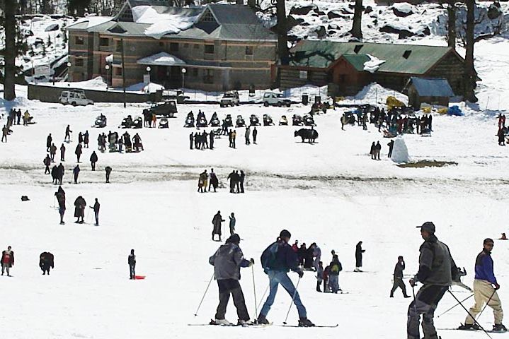 people skiing near solang valley