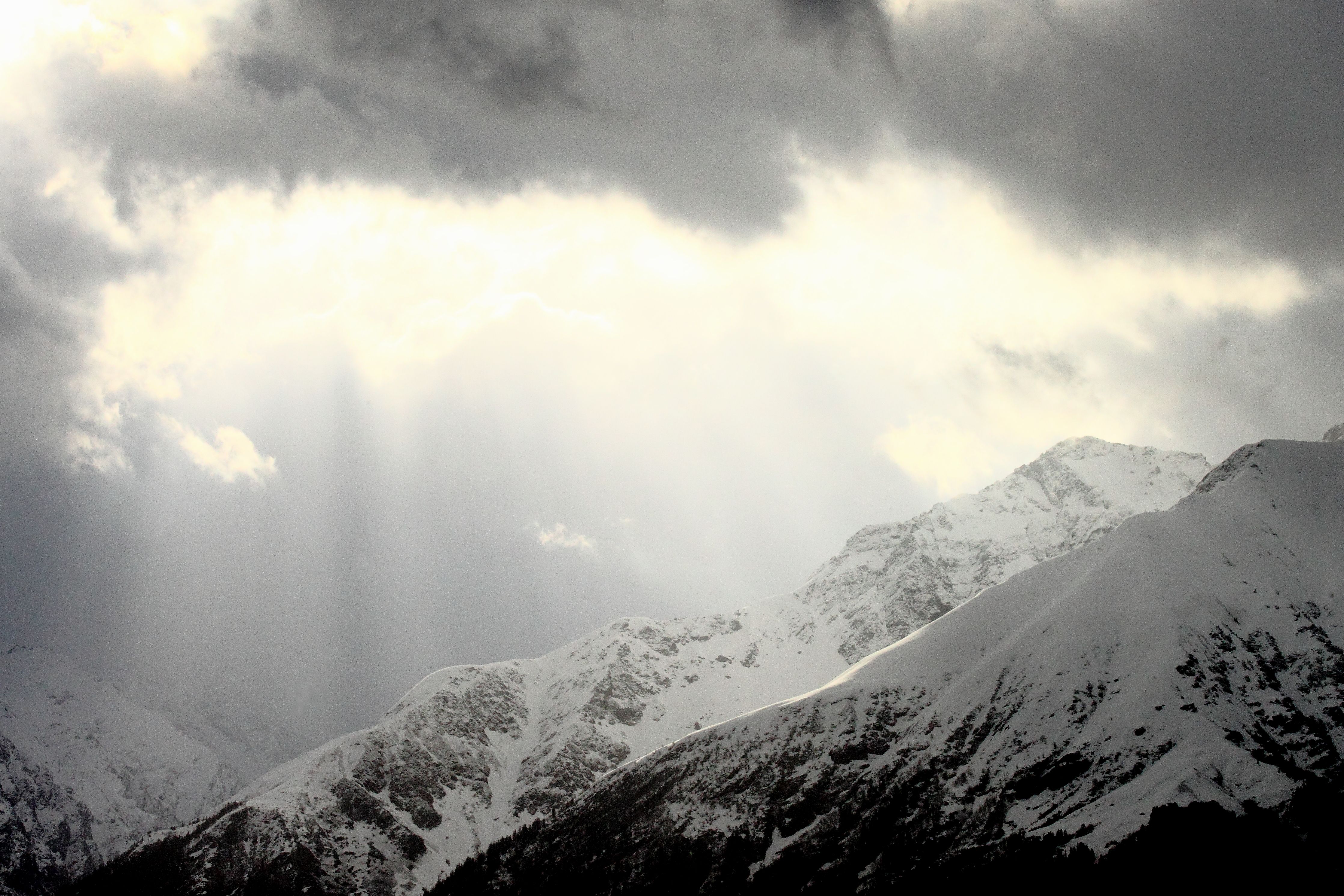 snow covered mountains at the great himalayan national park near kullu