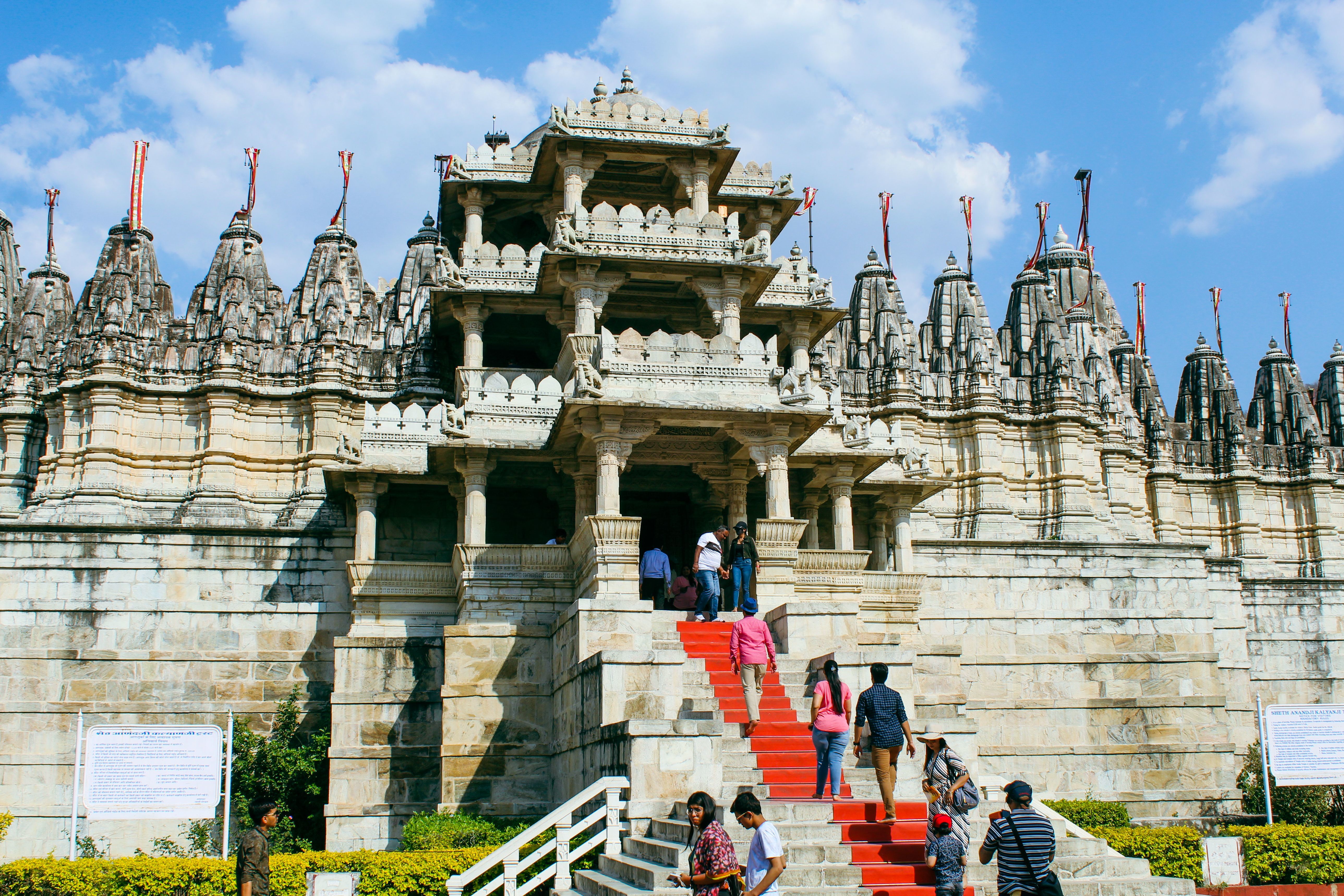 stunning architecture of ranakpur temple