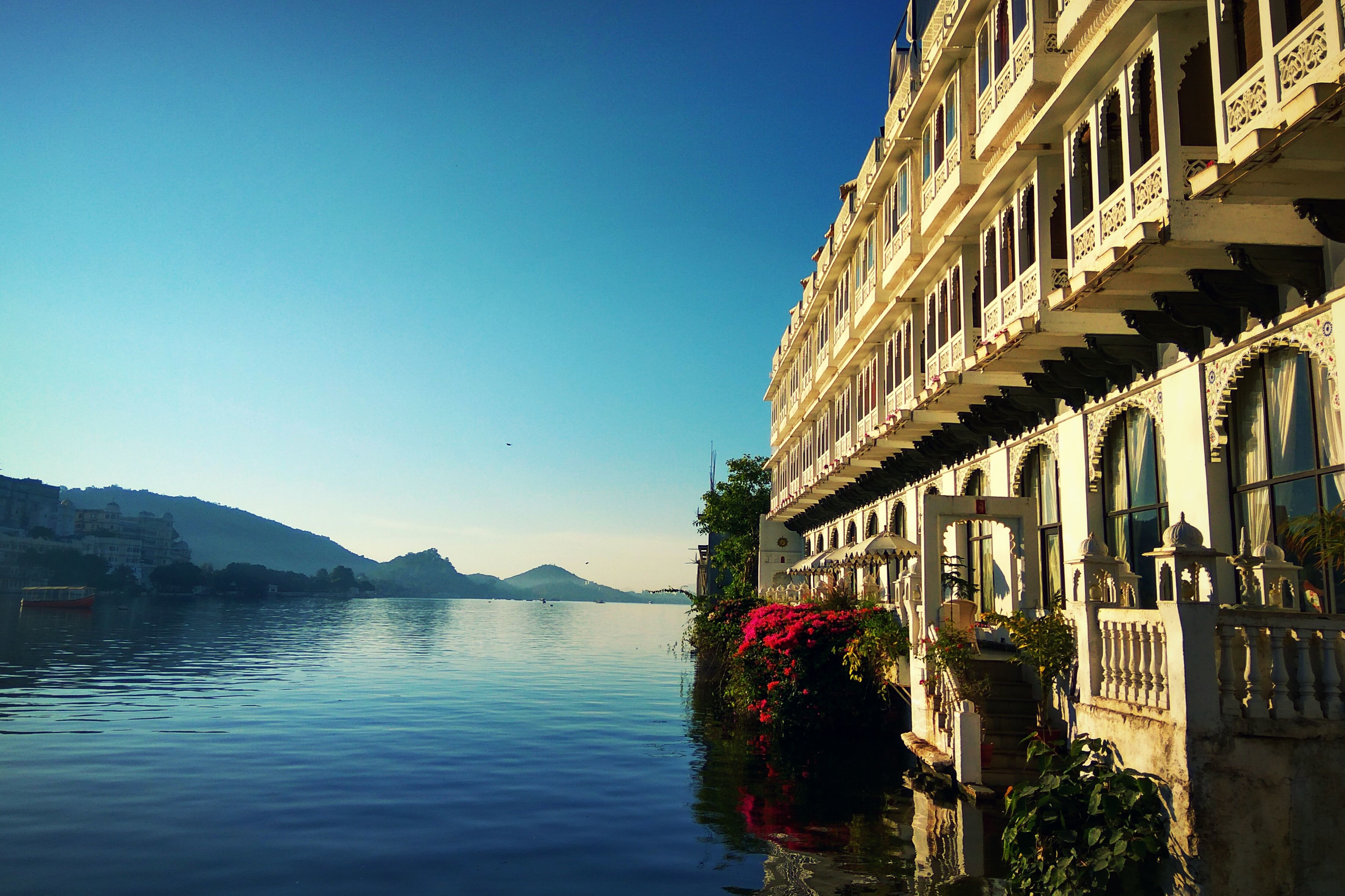 stunning view of lake palace in udaipur