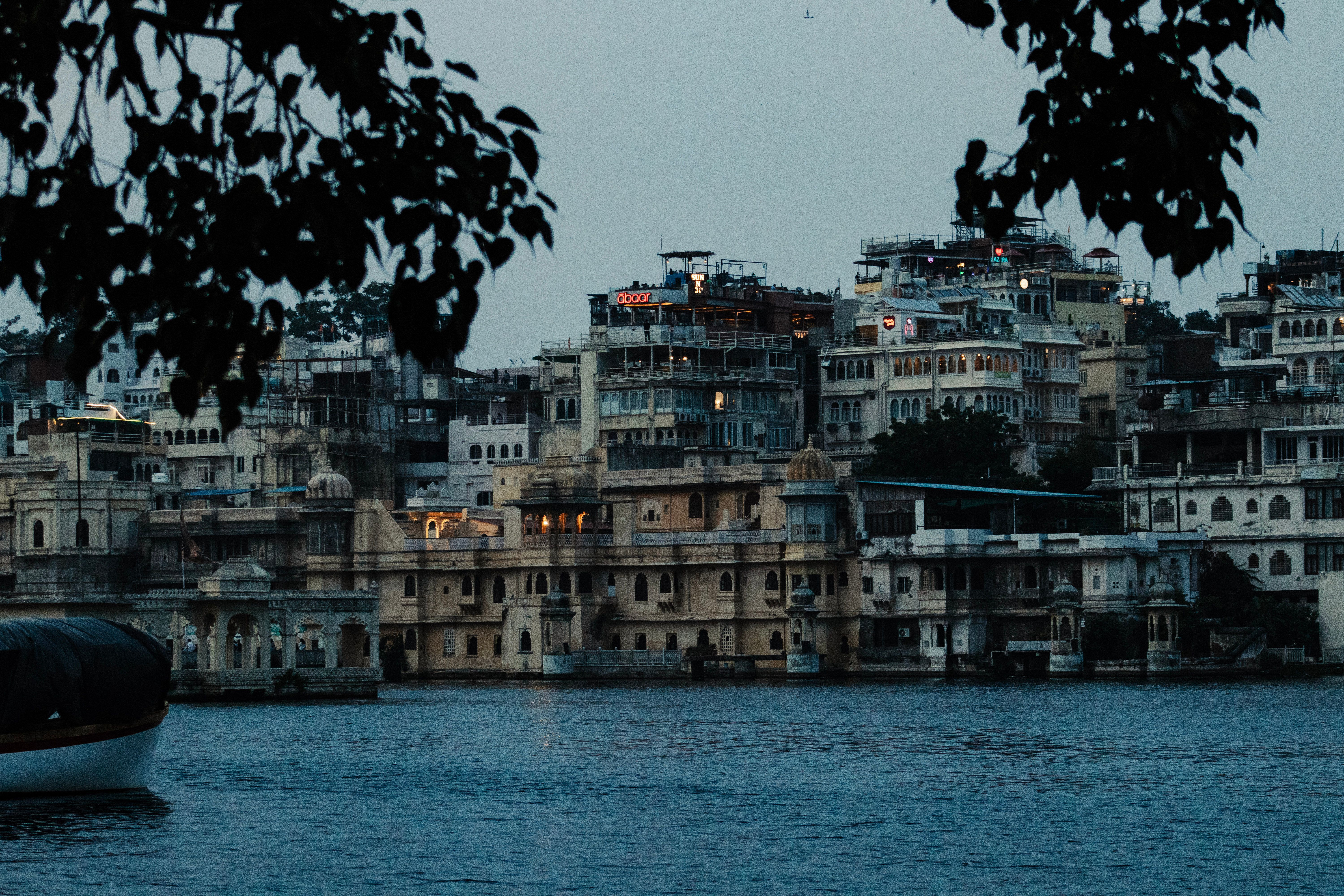 lake pichola in udaipur rajasthan