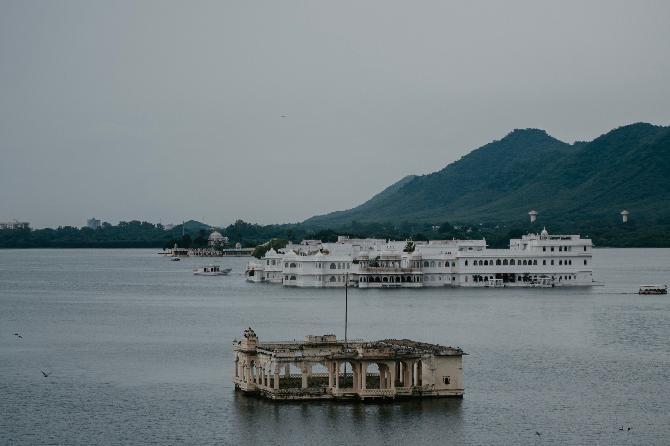 lake pichola in udaipur rajasthan