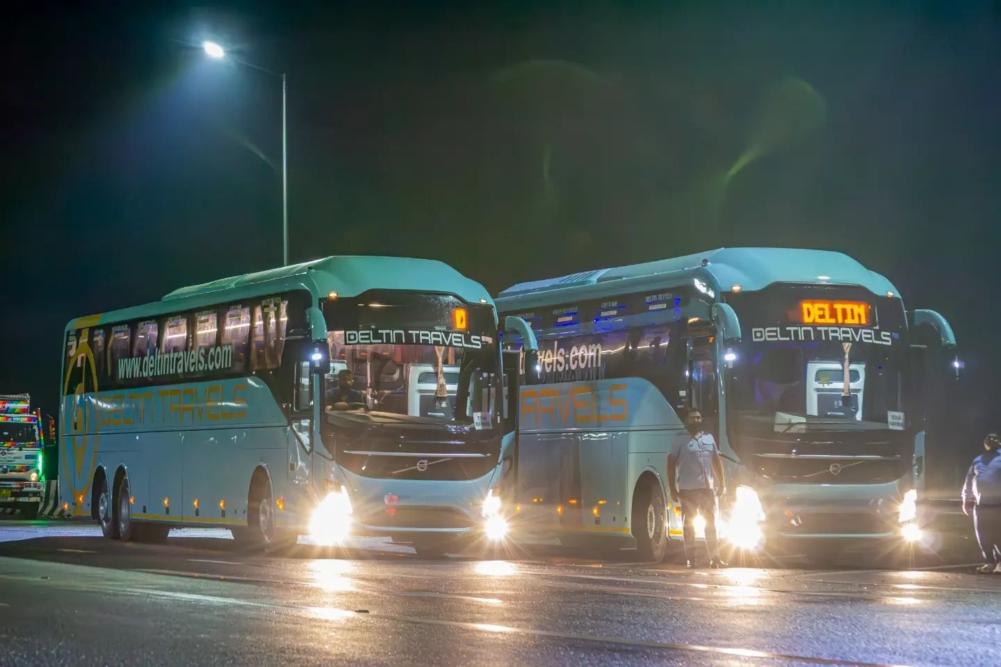 two volvo buses on road travelling between delhi and manali